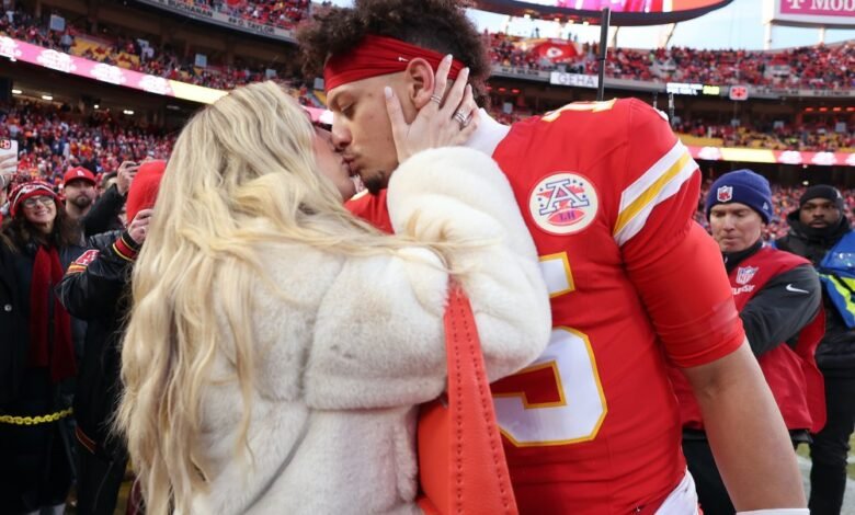 Brittany Mahomes Smooches Suami Patrick menjelang pertandingan kejuaraan AFC