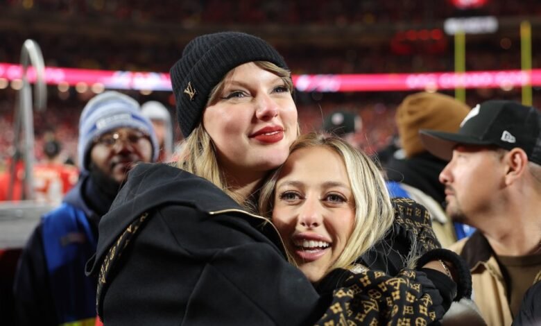 Taylor Swift dan Brittany Mahomes Berpelukan dan Bersorak Bersama Setelah Chiefs Menang