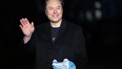 Di mana Elon Musk berdiri bersama ibu dari 13 anaknya