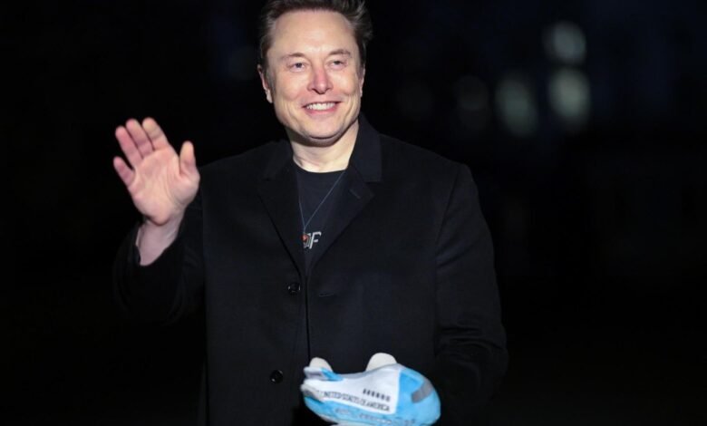 Di mana Elon Musk berdiri bersama ibu dari 13 anaknya