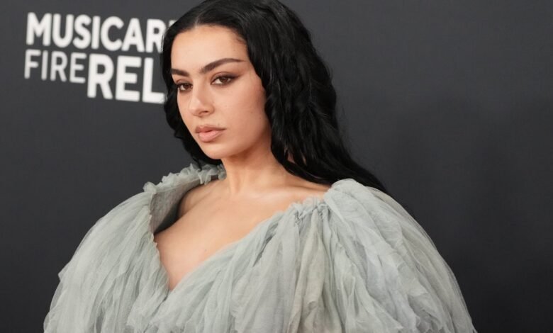 Charli XCX mendapatkan penampilannya yang sangat aneh dengan eyeliner seharga $ 38 ini