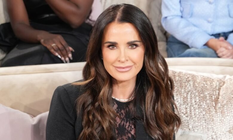 Kyle Richards baru saja mengenakan atasan Denim Amazon $ 30 ini di ‘Rhobh’