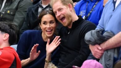 Pangeran Harry dengan main -main mengundang Meghan Markle untuk bernyanyi di atas panggung