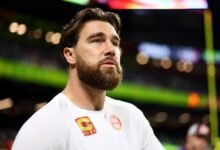 Travis Kelce menangis selama pidato pra-super mangkuk kepada rekan satu tim Chiefs