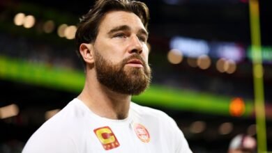 Travis Kelce menangis selama pidato pra-super mangkuk kepada rekan satu tim Chiefs