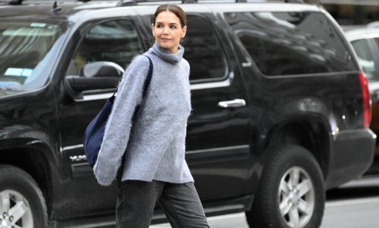 Sweater nyaman Katie Holmes terjual habis – tetapi mirip $ 30 ini tersedia!