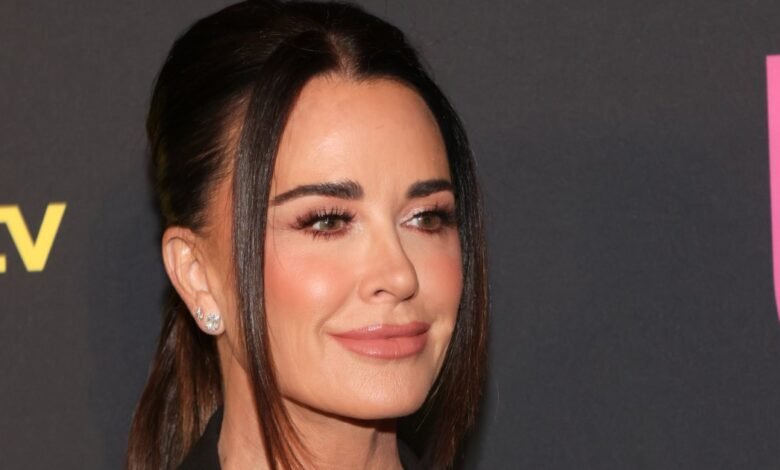 Kyle Richards bersumpah dengan topeng wajah ini yang membuat kerutan ‘lebih halus’